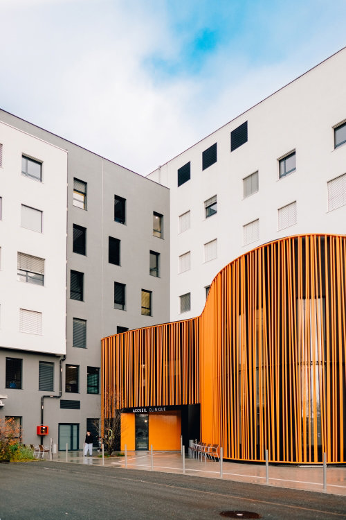 Our client wished to realize a corporate shooting of its real estate assets spread out in France that enhance the value of its buildings.