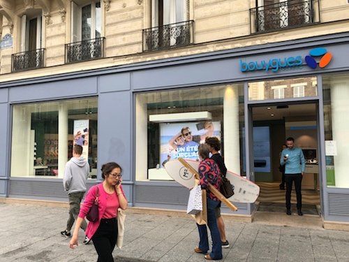 Shot of the use of the display of the images in a Parisian Bouygues Telecom store