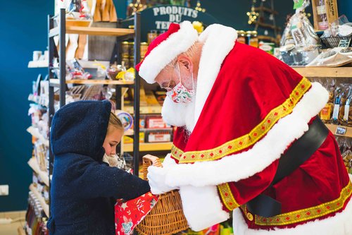 Picture of Santa Claus and a kid during a Pickup Services contest.