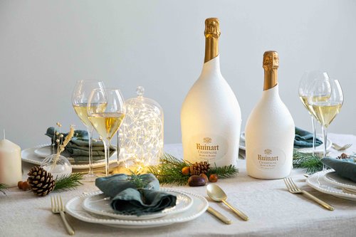 Picture of the festive table with Ruinart rosé champagne.