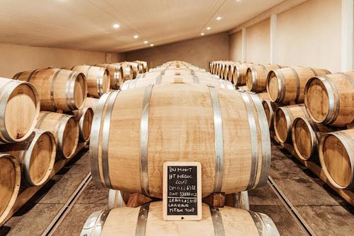 Photo des cuves à vin de Maison Bouey shootée par un photographe local en France