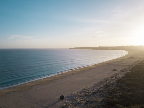 Photo aérienne prise par un drone de la plage de Meia Praia au Portugal