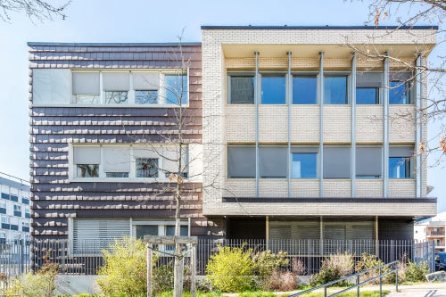 Photos produced by a local photographer specialized in real estate and architectural photography.