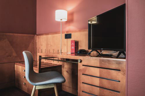 Photo d'une chambre afin de montrer l'hôtel fraîchement rénové et de s'y projeter.