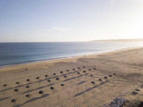 Photo aérienne prise par un drône de la plage de Meia Praia au Portugal pour un boutique-hôtel construit par MGB Development