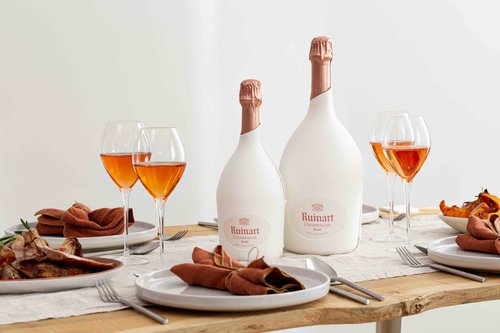 Photographie d'une table festive pour la cuvée de champagne rosé Ruinart