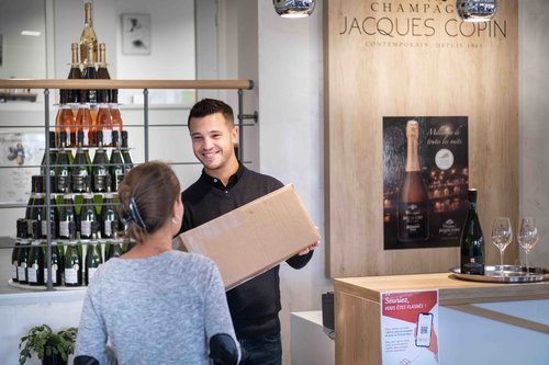 Picture of a retailer operating as a relay point for Pickup services.