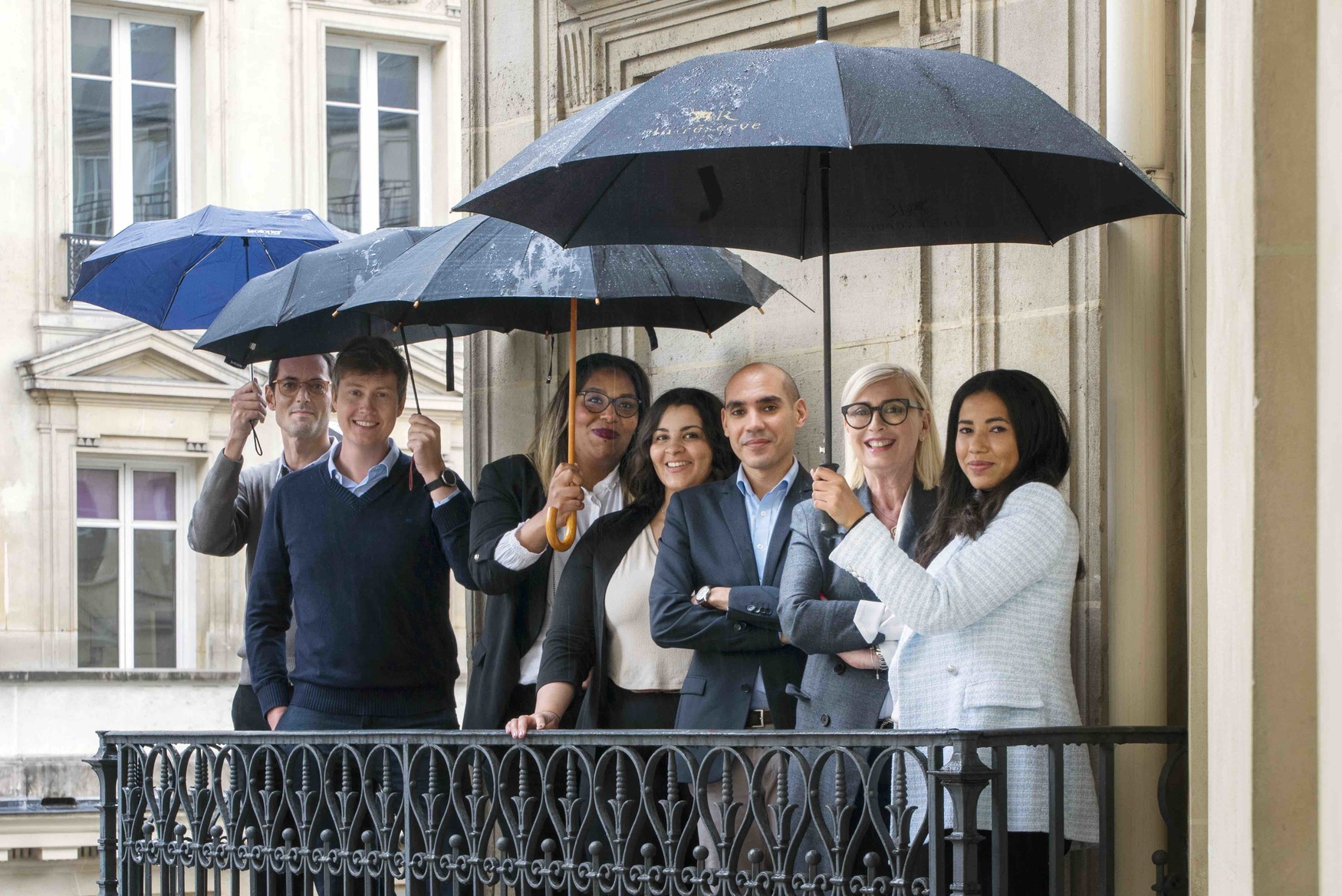 L'équipe de Remark Paris, posant pour une photo corporate.